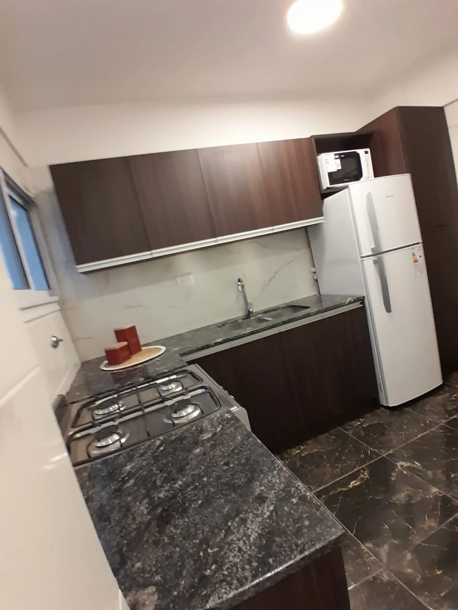CENTRO - E.Ríos 1801 - 2 amb. con dep. a la calle. Balcón. A NUEVO. AMOBLADO Y EQUIPADO