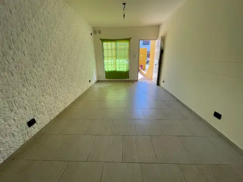 Depto Tipo Casa en Alquiler en Lomas del Mirador, $ 650.000