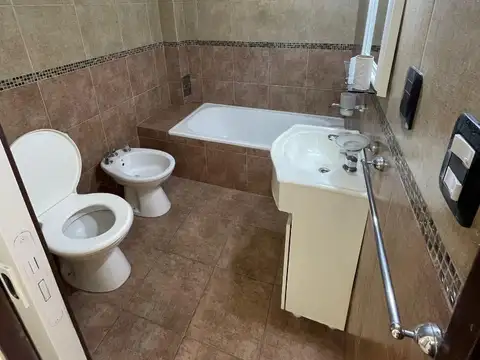 * PH PLANTA BAJA 2 AMBIENTES, CON PATIO Y ENTRADA PARA AUTO * NO PAGA EXPENSAS *