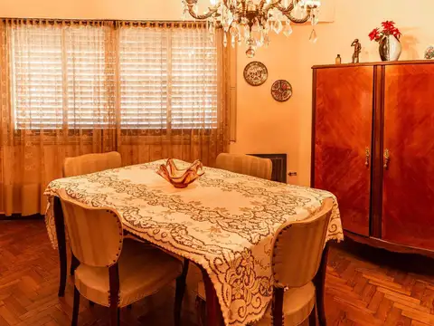 CASA 3 DORMITORIOS C/ PATIO, GARAJE VENTA LA PLATA