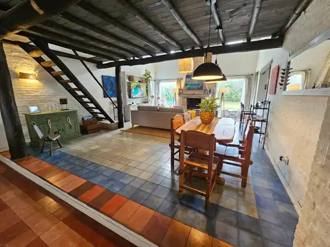 Casa 7 ambientes con 2 baños