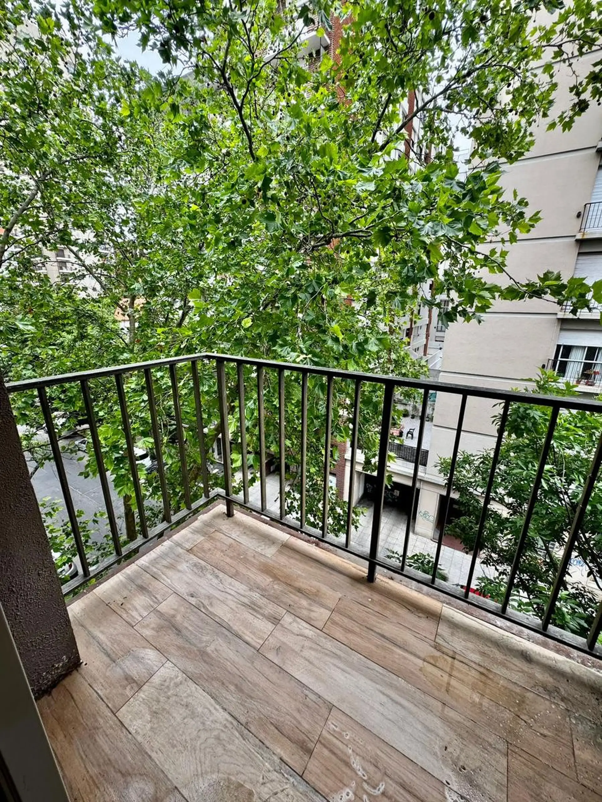 Ambiente a la calle con balcon saliente reciclado