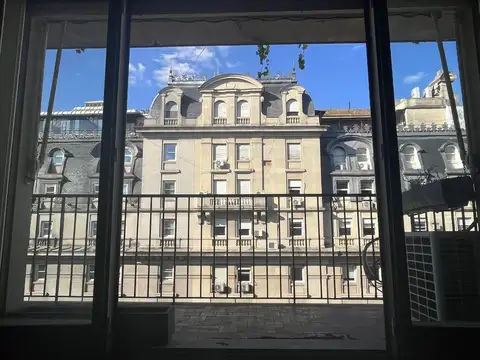 Departamento piso 11, seguridad 24 hs. sobre Av Alvear, Recoleta, con balcón y cochera.
