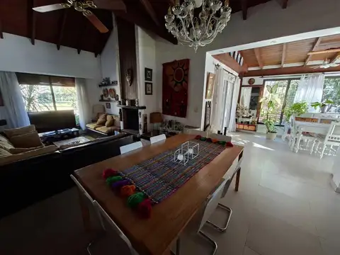 Casa en Alquiler con 1 cochera