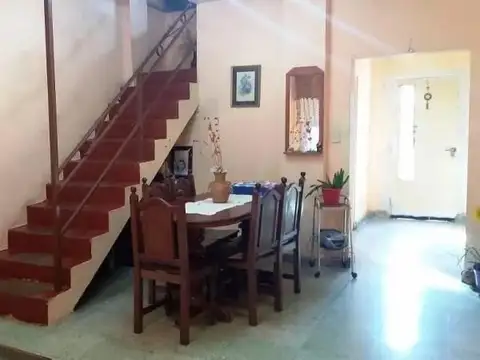 OPORTUNIDAD VENTA CASA DE 4 AMBIENTES EN MORON SUR