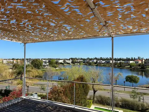 Casa con 4 dormitorios  en alquiler en   Los Sauces - Foto 0