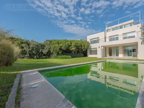 Casa en Alquiler con 1 cochera