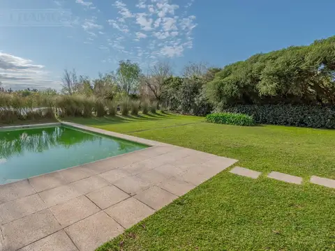 Casa con 4 dormitorios  en alquiler en   Los Sauces