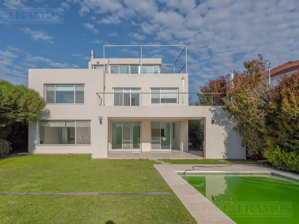 Casa - 285  m² Cubierta | 4 dormitorios | 13 años | 3 baños | 8 ambientes | 1 cochera