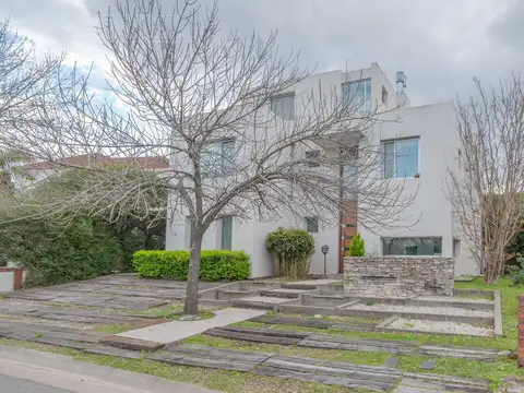 Casa en Alquiler con cochera