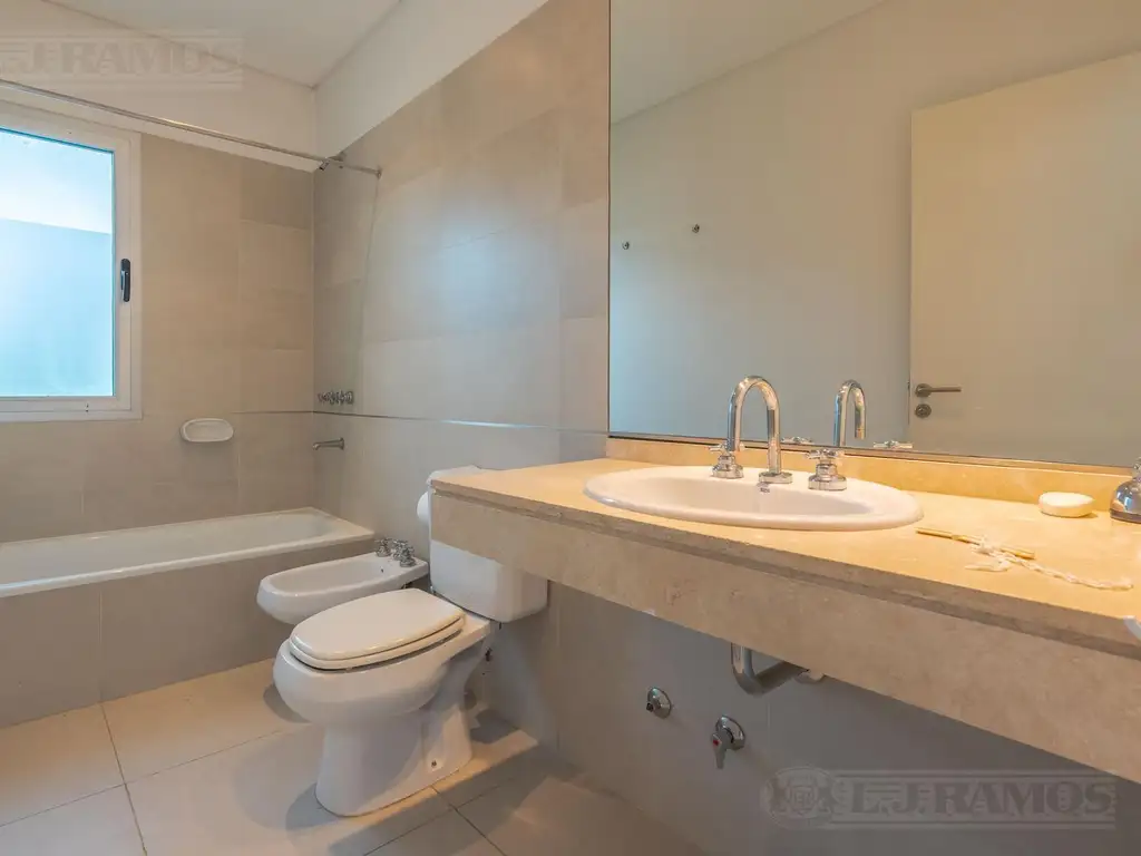 Casa con 4 dormitorios  en alquiler en   Los Sauces - Foto 30