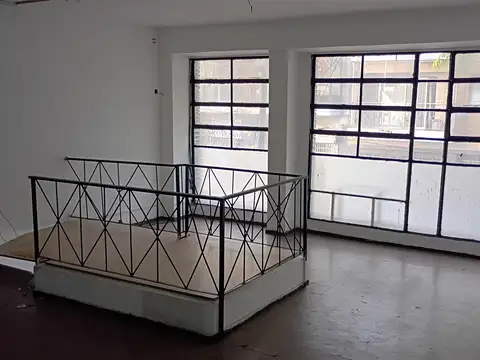 LOCAL CON VIVIENDA A LA CALLE EN EXCELENTE UBICACIÓN!