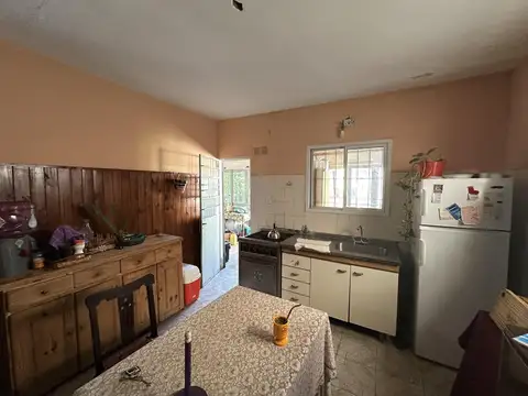 Casa en Venta de 2 dormitorios. Galería con lavadero. Patio con parrilla. Campana