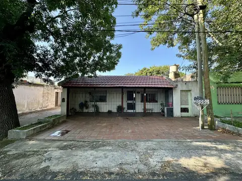 Casa en Venta de 2 dormitorios. Galería con lavadero. Patio con parrilla. Campana