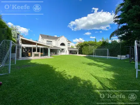 Casa en venta de cuatro ambientes, con piscina, y amplio parque  en Abril Club de Campo, Hudson