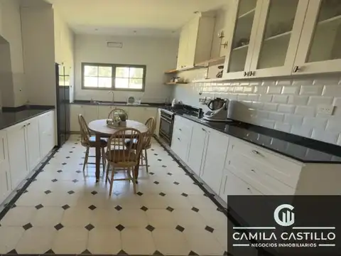 Casa en Alquiler con 4 cocheras