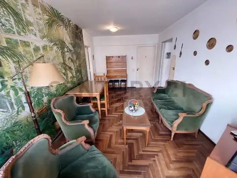 Venta departamento 2 ambientes c/ balcon saliente y baulera. Zona Centro