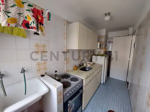 Venta departamento 2 ambientes c/ balcon saliente y baulera. Zona Centro