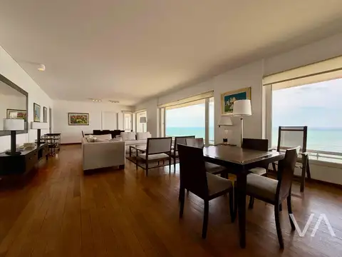 Semipiso de 5 ambientes con vista al mar. Tres cocheras. Playa Grande.