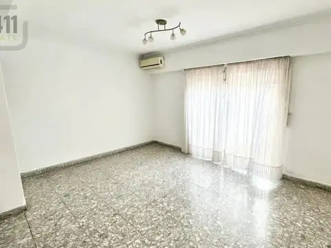 Venta Depto 3 ambientes con balcón al frente en Olivos