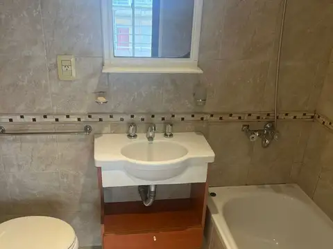 impecable 2 ambientes contrafrente con balcon corrido bien luminoso