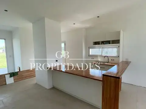 Venta de Casa 4 AMBIENTES en Pilar del Este / Santa Lucia