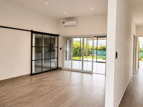 Casa en Venta con 3 cocheras