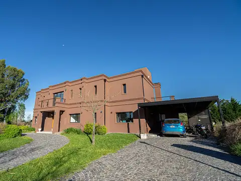 Casa 6 ambientes con 5 baños