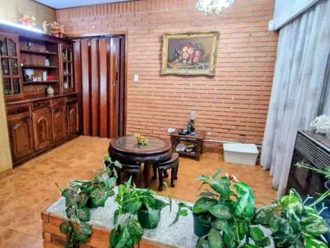 VENTA CASA 4 AMBIENTES COCHERA PATIO PARRILA