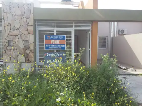 Casa en  venta en calle Las Casuarinas y Perito Moreno