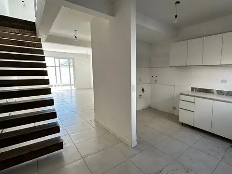 Casa 6 ambientes con 3 baños