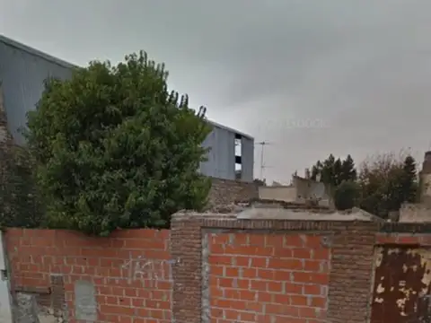 EN VENTA AMPLIO LOTE DE TERRENO CON CONSTRUCCION PRECARIA - FICHA 9548