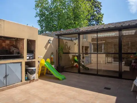 Venta de Tríplex 4 ambientes con cochera y quincho en Haedo.