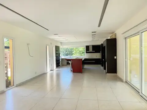 Casa en Alquiler con 3 cocheras