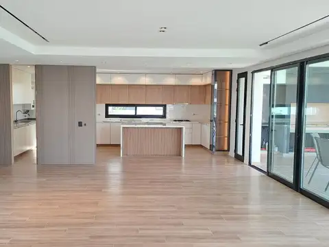 Casa en Alquiler con 2 cocheras