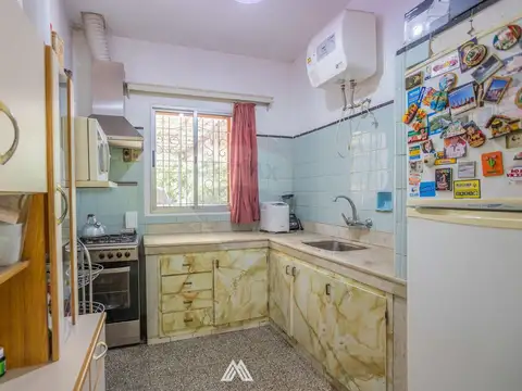 CASA 3 DORMITORIOS Y GRAN FONDO EN BARRIO COLON