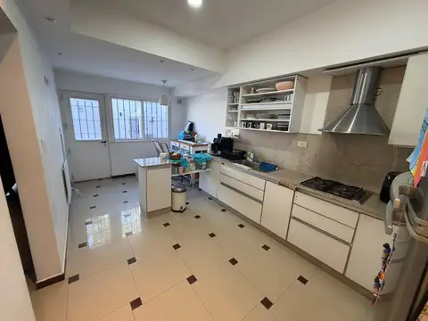 Casa 5 ambientes con 2 baños