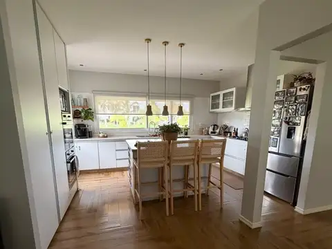 Casa 8 ambientes con 2 baños