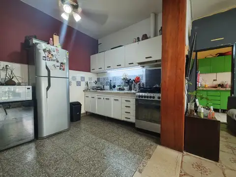 Casa 8 ambientes con 2 baños