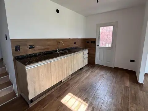 Casa 4 ambientes con 2 baños