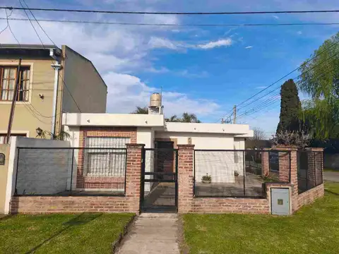 CASA EN VENTA CITY BELL 2 DORMITORIOS CON COCHERA