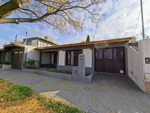 VENTA - PERMUTA CASA CARRODILLA - 3 DORM. COCHERA 