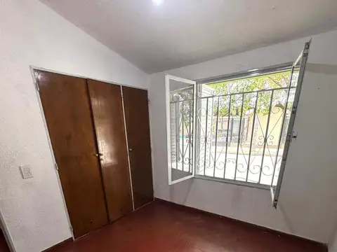 Casa de 4 dormitorios con patio y cochera doble en alquiler  B Ampliación Poeta Lugones