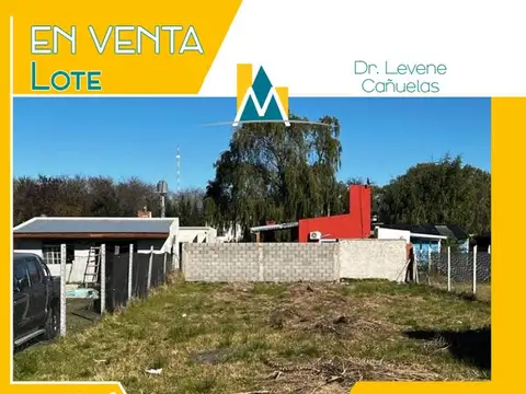 En nueva zona urbanizada, construcciones nuevas