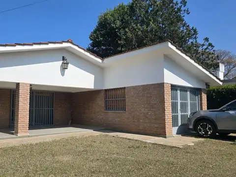 Casa 6 ambientes con 2 baños