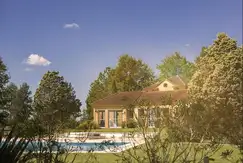 Áreas comunes piscina, club-house en Los Alcanfores, Barrio cerrado