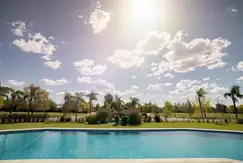 Áreas comunes piscina, club-house en el Barrio cerrado, Los Alcanfores