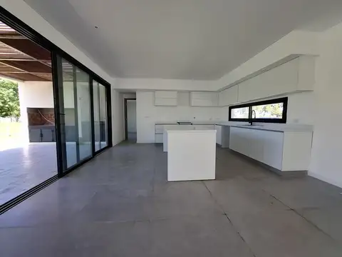 Casa 4 ambientes con 3 baños