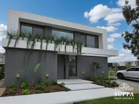 Casa 6 ambientes con 4 baños