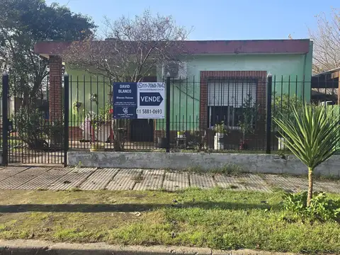 Casa con cochera y parque